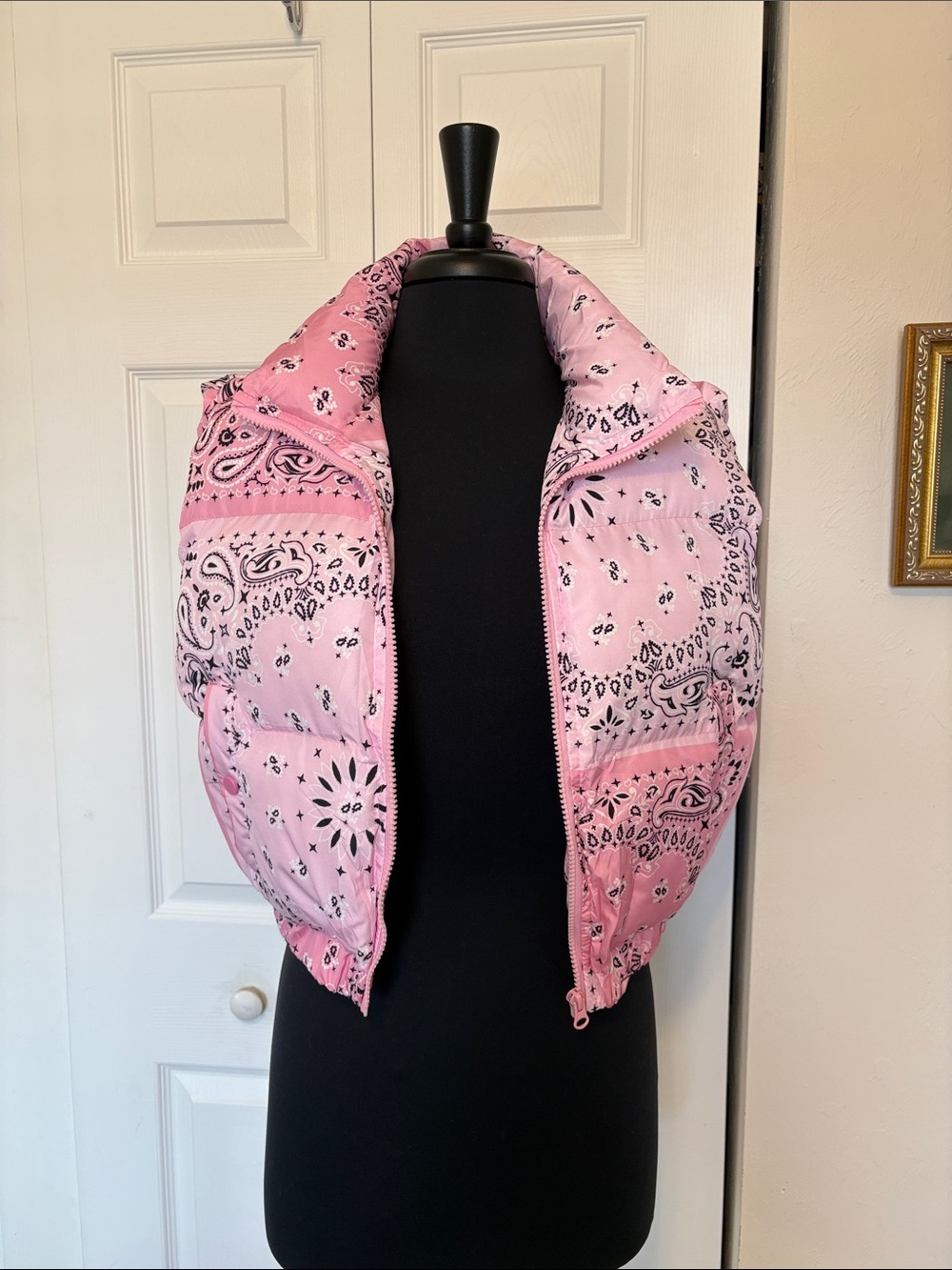 NWOT 36 Point 5 Pink Bandana Paisley Cropped Puffer Vest Medium.
